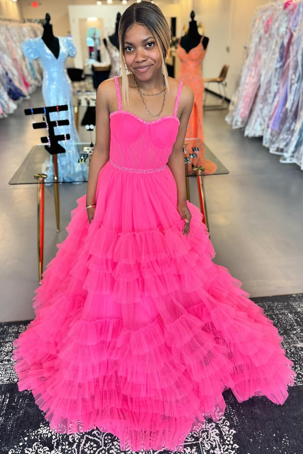 Robe de bal longue à bretelles spaghetti, style princesse, en tulle et corset à volants.
