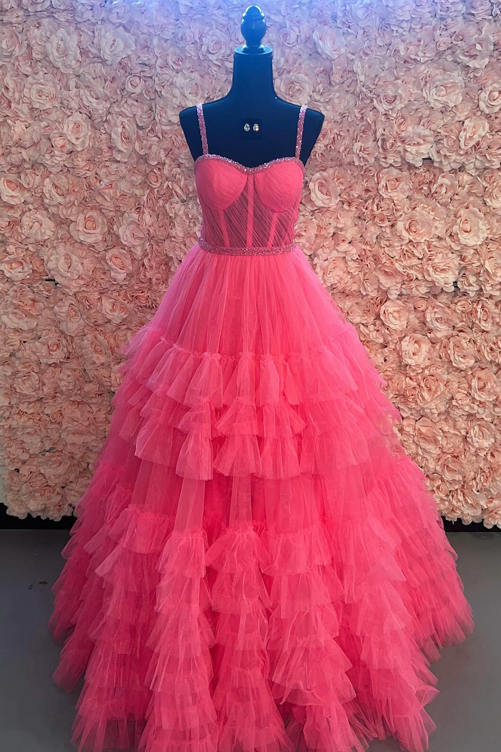 Robe de bal longue à bretelles spaghetti, style princesse, en tulle et corset à volants.