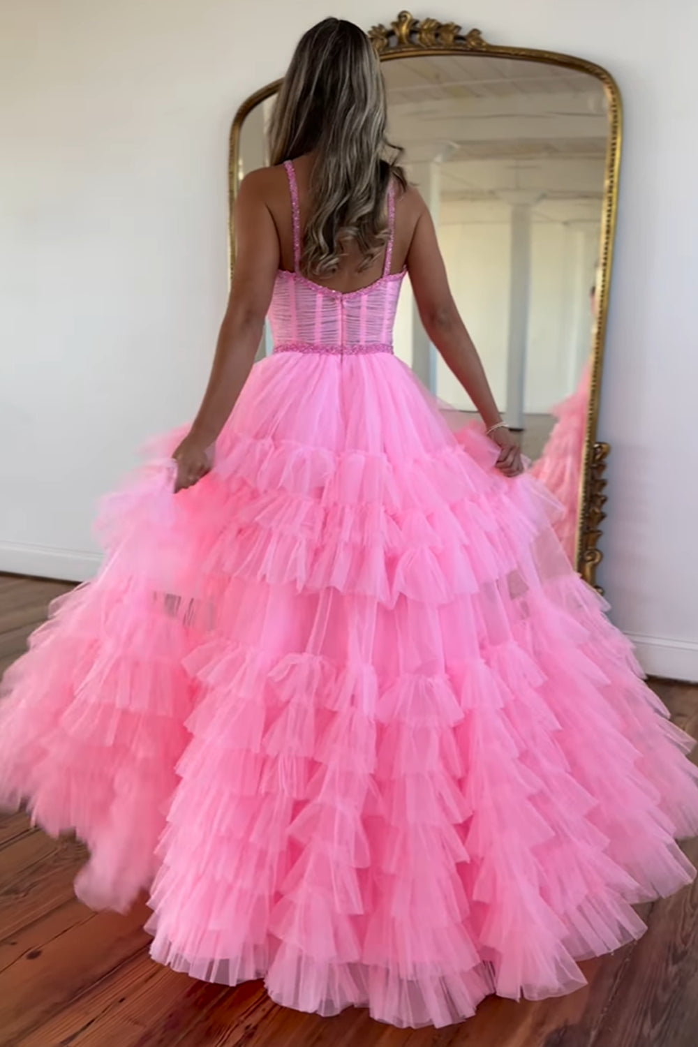 Robe de bal longue à bretelles spaghetti, style princesse, en tulle et corset à volants.