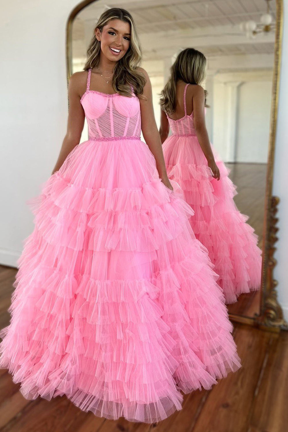 Robe de bal longue à bretelles spaghetti, style princesse, en tulle et corset à volants.