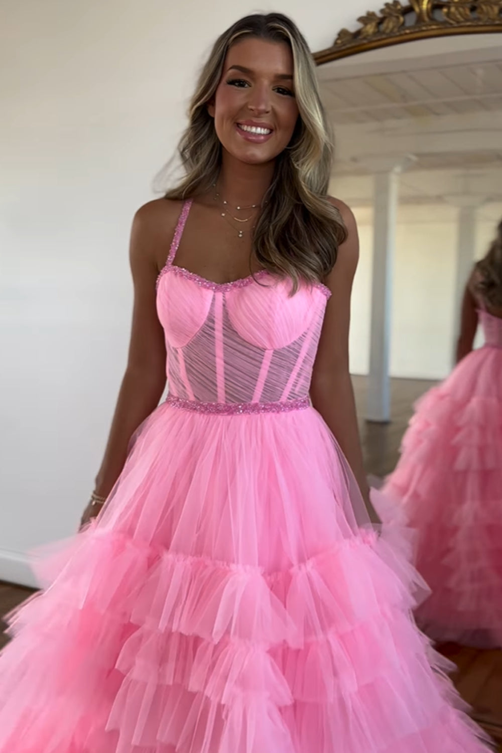 Robe de bal longue à bretelles spaghetti, style princesse, en tulle et corset à volants.
