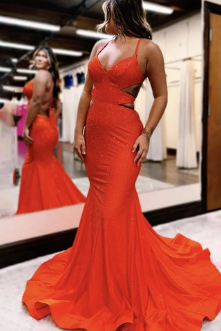 Vestido largo de sirena con tirantes finos brillantes y pedrería para baile de graduación.