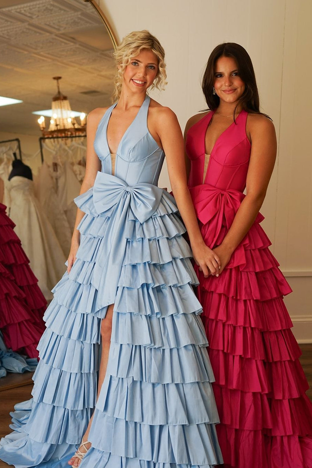 Robe de bal longue bustier à volants, coupe trapèze, col licou et fente.