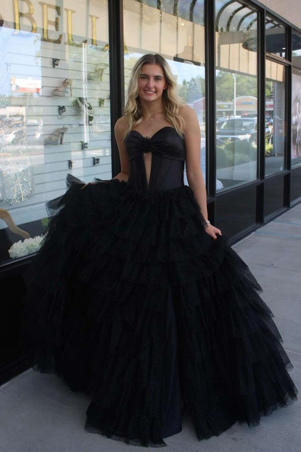 Robe de bal longue en tulle à bustier et décolleté en A, coupe trapèze, avec fente. Décolleté cœur. Corset à volants et fente.