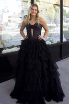 Robe de bal longue en tulle à bustier et décolleté en A, coupe trapèze, avec fente. Décolleté cœur. Corset à volants et fente.