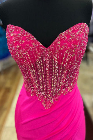 Vestido de fiesta largo de satén con corsé estilo sirena y escote corazón, adornado con cuentas.