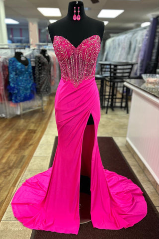 Vestido de fiesta largo de satén con corsé estilo sirena y escote corazón, adornado con cuentas.