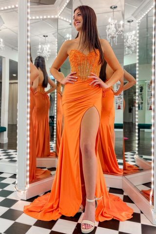 Vestido de fiesta largo de satén con corsé estilo sirena y escote corazón, adornado con cuentas.
