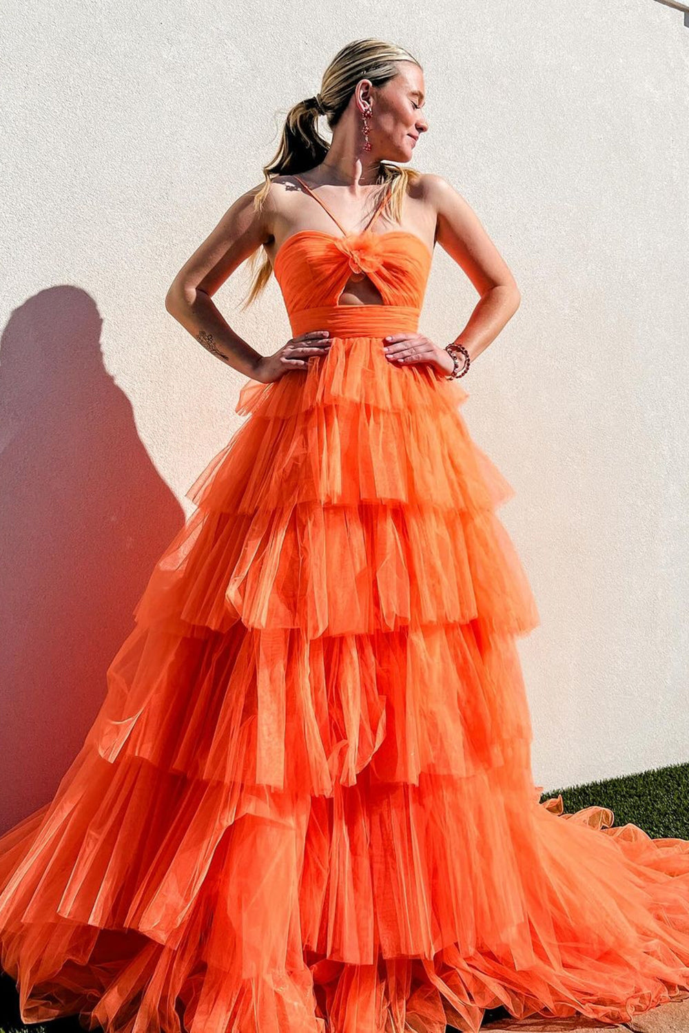 Robe de bal longue en tulle à volants, coupe trapèze, col licou