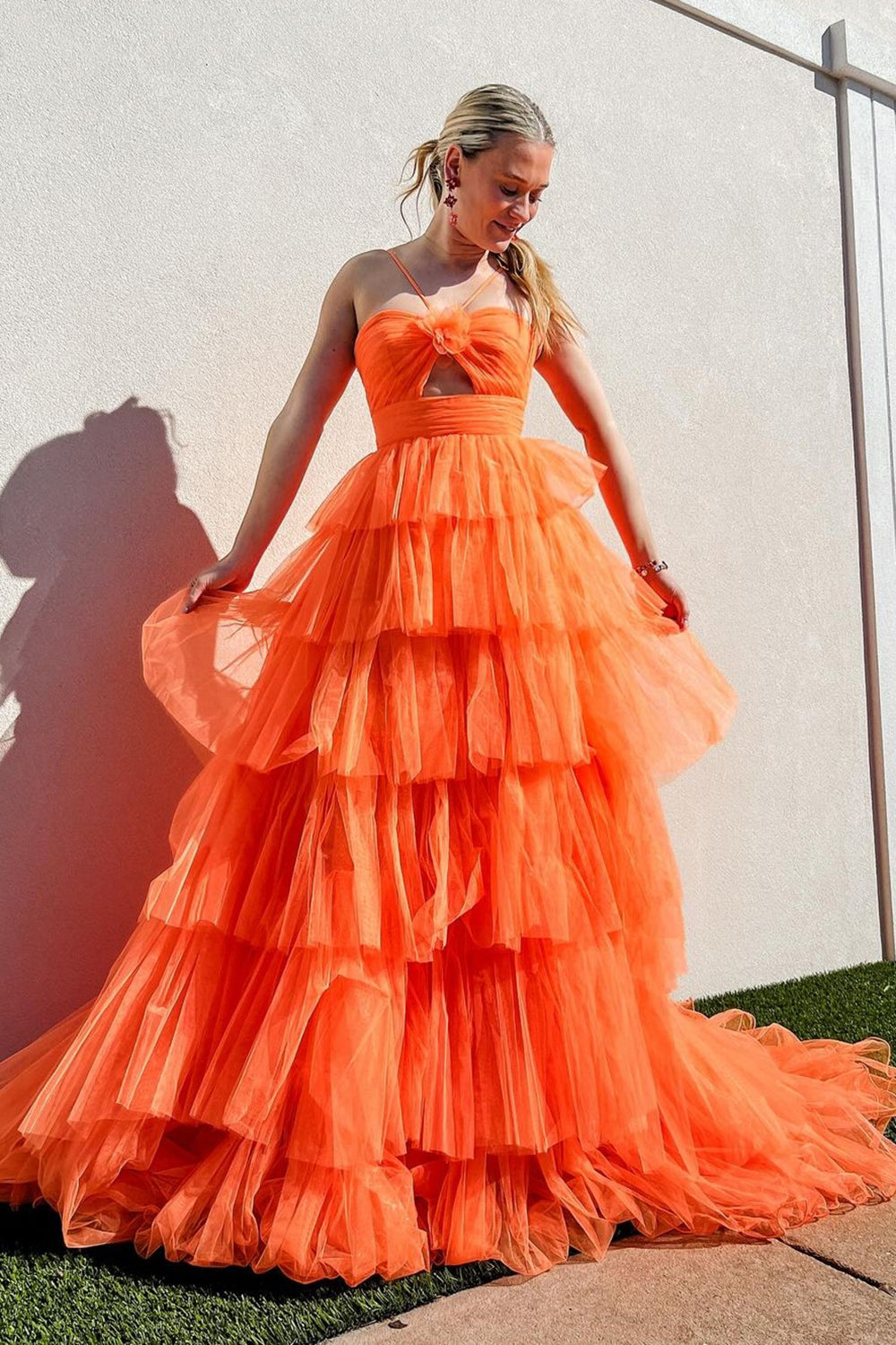 Robe de bal longue en tulle à volants, coupe trapèze, col licou