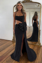Robe de bal longue sirène à fines bretelles noires pailletées et découpes ornée de perles
