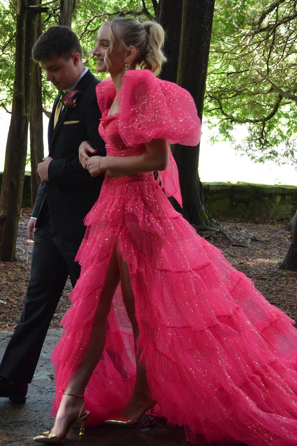 Vestido largo de fiesta de corte A, tul con volantes, escote cuadrado, mangas abullonadas y abertura.