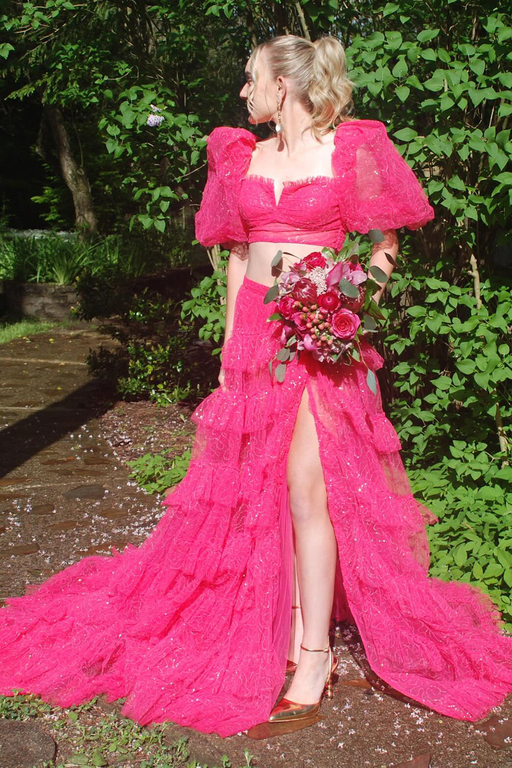 Vestido largo de fiesta de corte A, tul con volantes, escote cuadrado, mangas abullonadas y abertura.