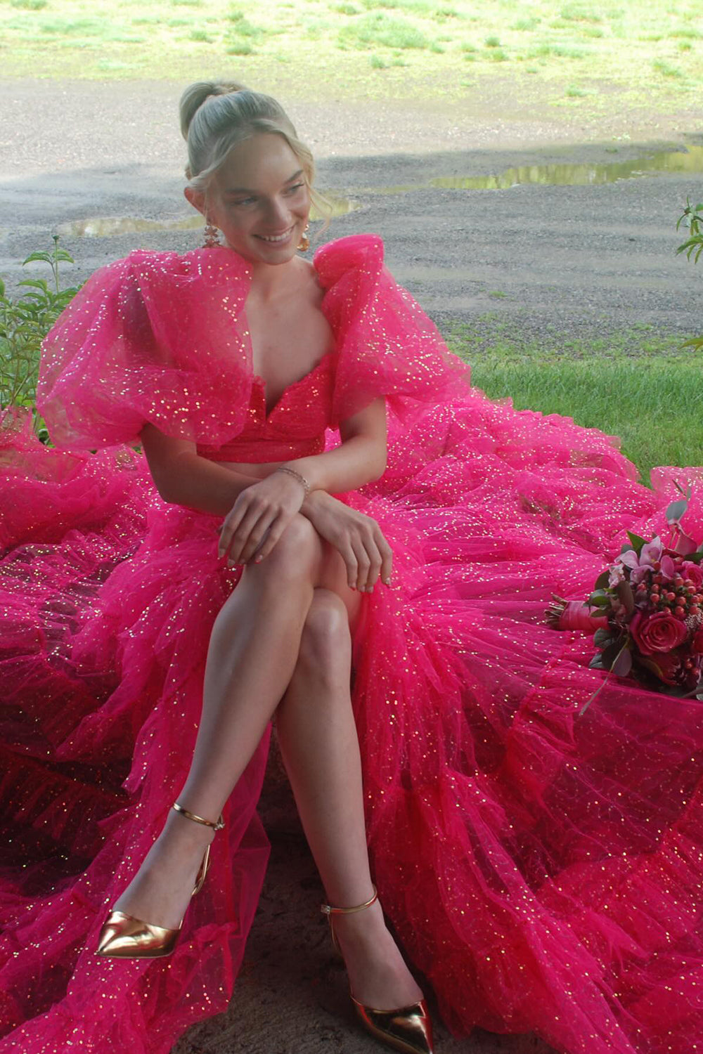Vestido largo de fiesta de corte A, tul con volantes, escote cuadrado, mangas abullonadas y abertura.