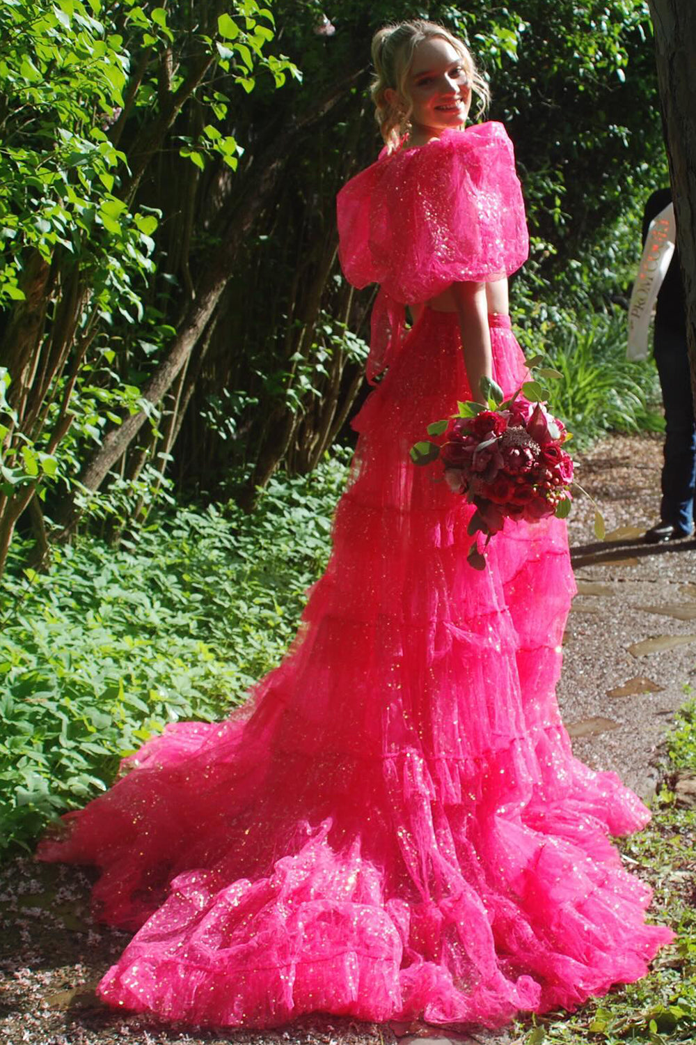 Vestido largo de fiesta de corte A, tul con volantes, escote cuadrado, mangas abullonadas y abertura.