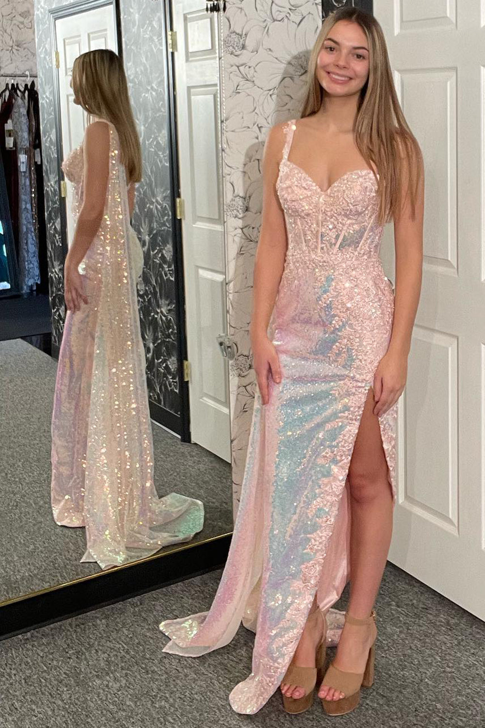 Robe de bal longue à corset asymétrique en sequins sirène, ornée d'appliqués et d'une cape légère à paillettes.