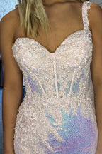 Robe de bal longue à corset asymétrique en sequins sirène, ornée d'appliqués et d'une cape légère à paillettes.