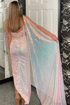 Robe de bal longue à corset asymétrique en sequins sirène, ornée d'appliqués et d'une cape légère à paillettes.