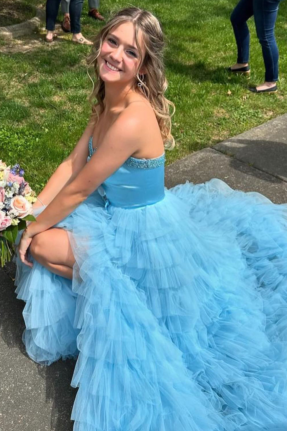 Robe de bal longue en tulle léger à décolleté cœur et à volants, ornée de nœuds