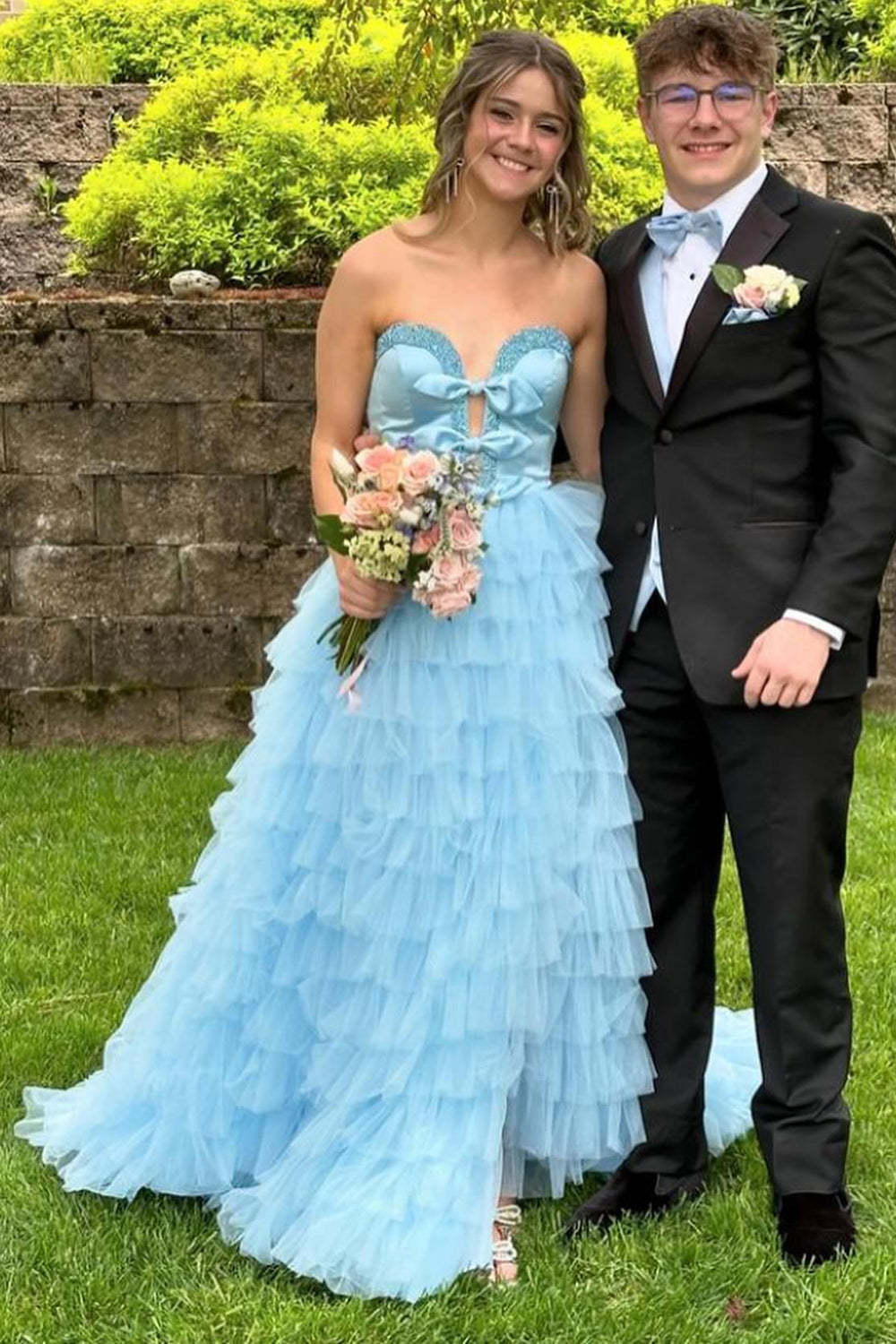 Robe de bal longue en tulle léger à décolleté cœur et à volants, ornée de nœuds