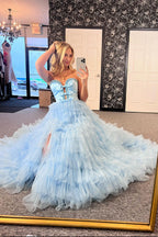 Robe de bal longue en tulle léger à décolleté cœur et à volants, ornée de nœuds