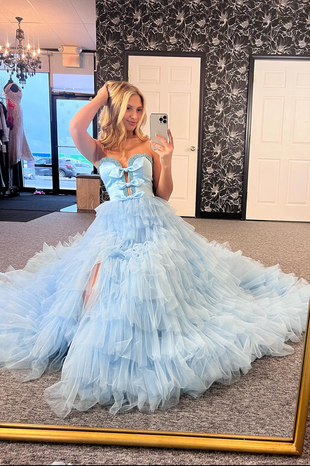 Robe de bal longue en tulle léger à décolleté cœur et à volants, ornée de nœuds