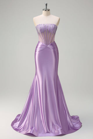 Vestido de fiesta largo de sirena morado sin tirantes, de satén con corsé y pedrería.