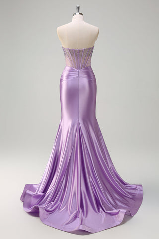 Vestido de fiesta largo de sirena morado sin tirantes, de satén con corsé y pedrería.
