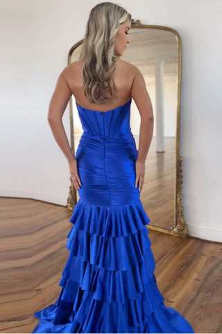 Vestido de fiesta largo de satén con corsé escalonado estilo sirena y escote asimétrico, con abertura.