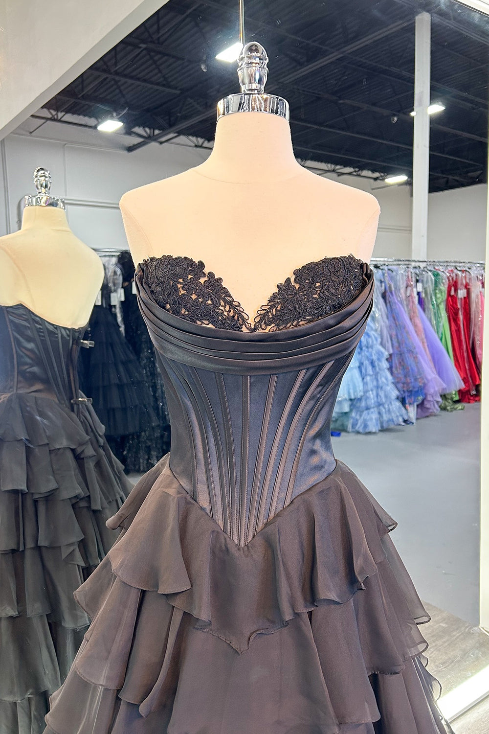 Vestido de fiesta largo de gasa con escote corazón, corte en A, volantes y corsé, con abertura