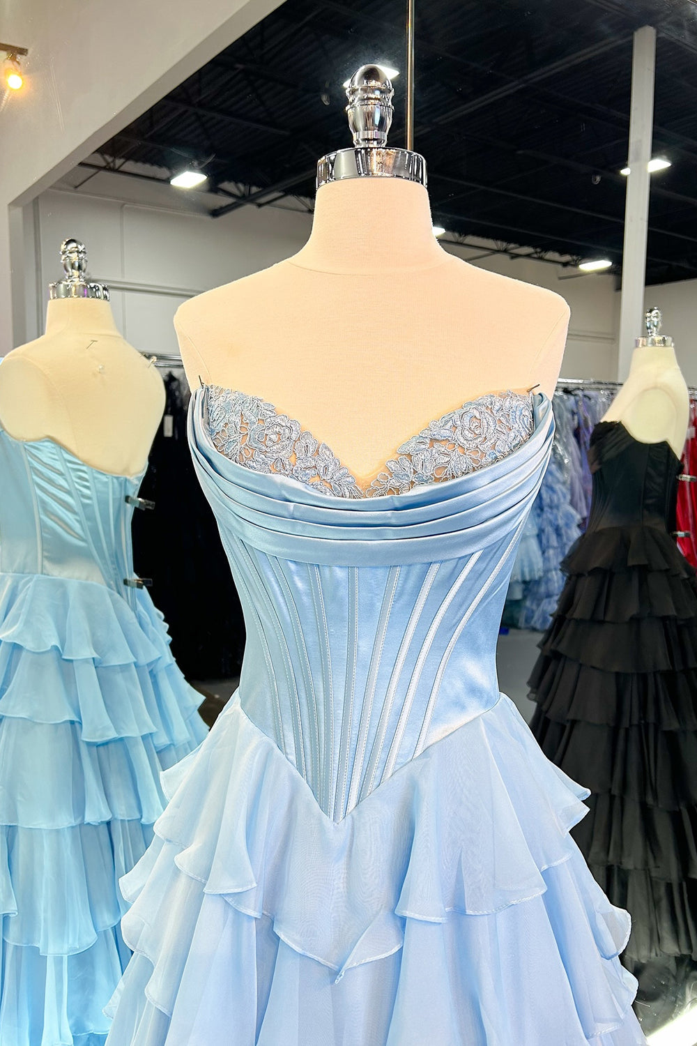 Vestido de fiesta largo de gasa con escote corazón, corte en A, volantes y corsé, con abertura