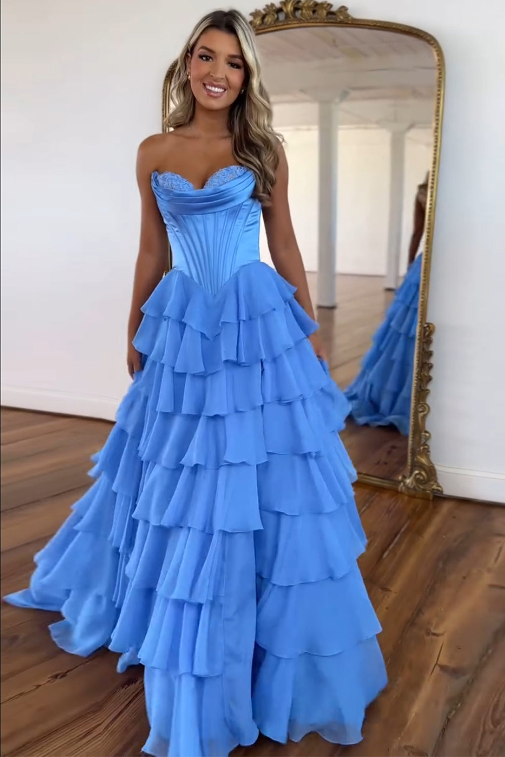 Vestido de fiesta largo de gasa con escote corazón, corte en A, volantes y corsé, con abertura