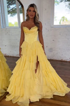 Vestido de fiesta largo de gasa con escote corazón, corte en A, volantes y corsé, con abertura