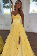 Vestido de fiesta largo de gasa con escote corazón, corte en A, volantes y corsé, con abertura