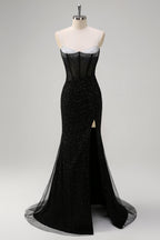 Robe de bal longue sirène à bretelles spaghetti, ornée de perles et fendue, bleu roi pailleté. Entièrement à paillettes et fendue.