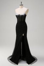 Robe de bal longue sirène à bretelles spaghetti, ornée de perles et fendue, bleu roi pailleté. Entièrement à paillettes et fendue.