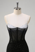 Robe de bal longue sirène à bretelles spaghetti, ornée de perles et fendue, bleu roi pailleté. Entièrement à paillettes et fendue.