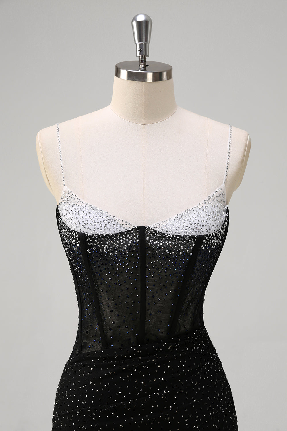 Robe de bal longue sirène à bretelles spaghetti, ornée de perles et fendue, bleu roi pailleté. Entièrement à paillettes et fendue.
