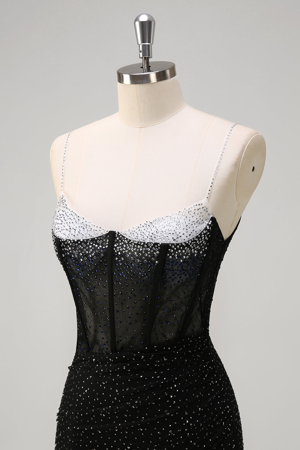 Robe de bal longue sirène à bretelles spaghetti, ornée de perles et fendue, bleu roi pailleté. Entièrement à paillettes et fendue.