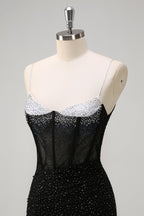 Robe de bal longue sirène à bretelles spaghetti, ornée de perles et fendue, bleu roi pailleté. Entièrement à paillettes et fendue.