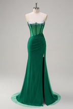 Robe de bal longue sirène à bretelles spaghetti, ornée de perles et fendue, bleu roi pailleté. Entièrement à paillettes et fendue.