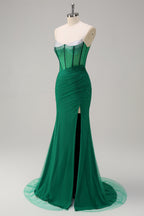 Robe de bal longue sirène à bretelles spaghetti, ornée de perles et fendue, bleu roi pailleté. Entièrement à paillettes et fendue.