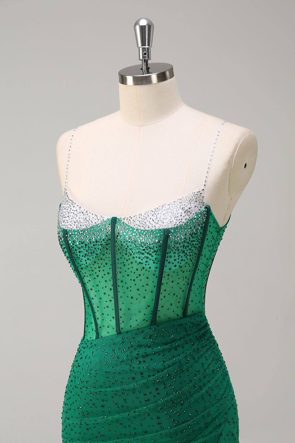 Robe de bal longue sirène à bretelles spaghetti, ornée de perles et fendue, bleu roi pailleté. Entièrement à paillettes et fendue.