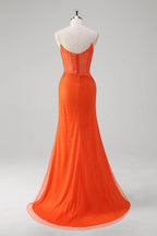 Robe de bal longue sirène à bretelles spaghetti, ornée de perles et fendue, bleu roi pailleté. Entièrement à paillettes et fendue.