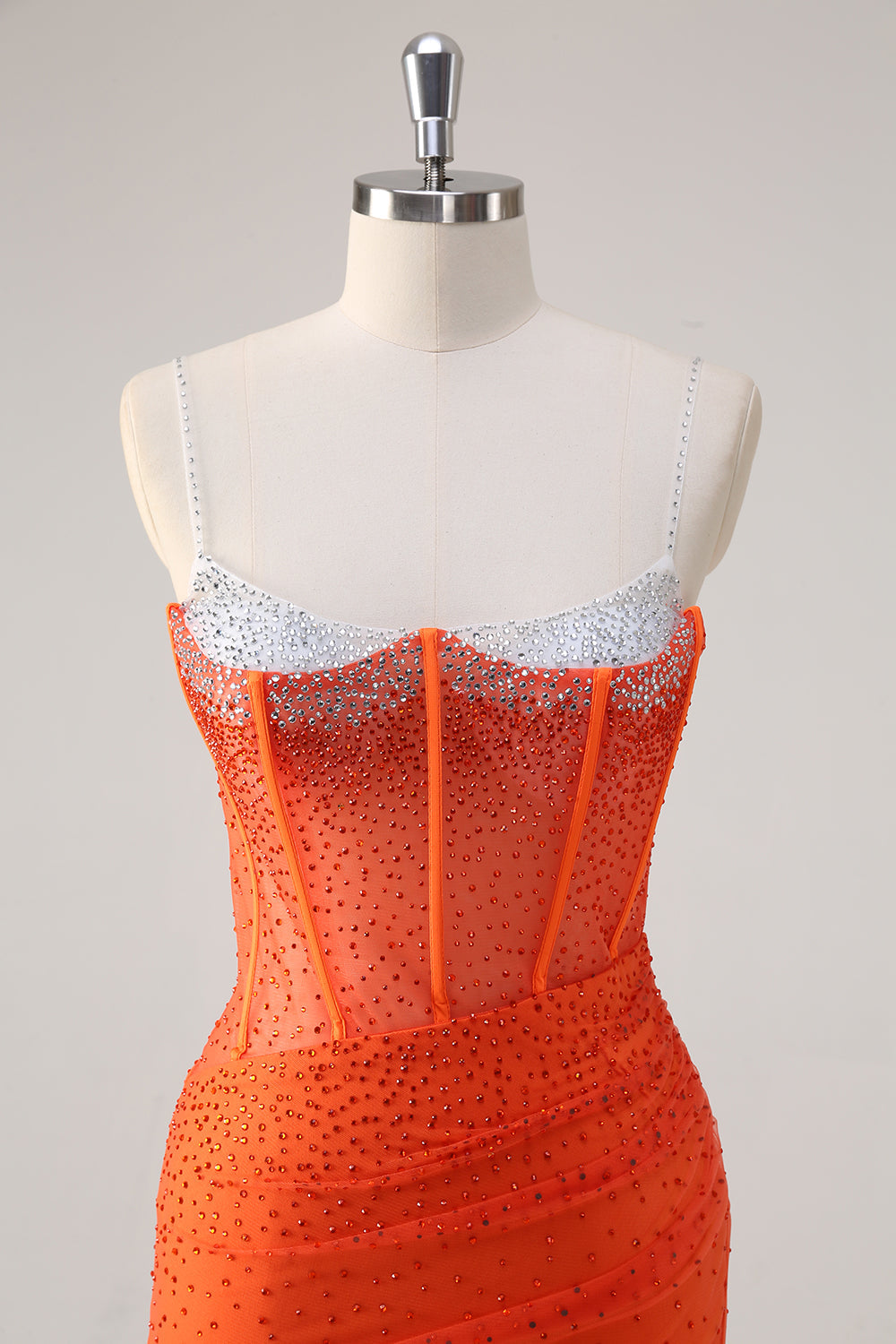 Robe de bal longue sirène à bretelles spaghetti, ornée de perles et fendue, bleu roi pailleté. Entièrement à paillettes et fendue.