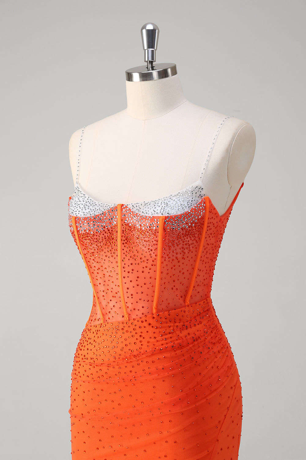 Robe de bal longue sirène à bretelles spaghetti, ornée de perles et fendue, bleu roi pailleté. Entièrement à paillettes et fendue.