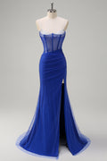 Robe de bal longue sirène à bretelles spaghetti, ornée de perles et fendue, bleu roi pailleté. Entièrement à paillettes et fendue.