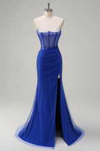 Robe de bal longue sirène à bretelles spaghetti, ornée de perles et fendue, bleu roi pailleté. Entièrement à paillettes et fendue.