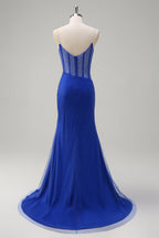 Robe de bal longue sirène à bretelles spaghetti, ornée de perles et fendue, bleu roi pailleté. Entièrement à paillettes et fendue.