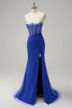 Robe de bal longue sirène à bretelles spaghetti, ornée de perles et fendue, bleu roi pailleté. Entièrement à paillettes et fendue.